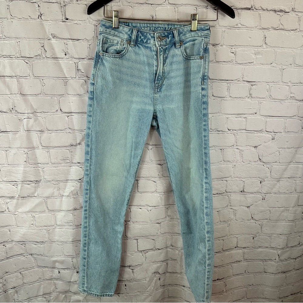 American Eagle Outfitters Womens High Rise Light wash mom Jean sz 0R